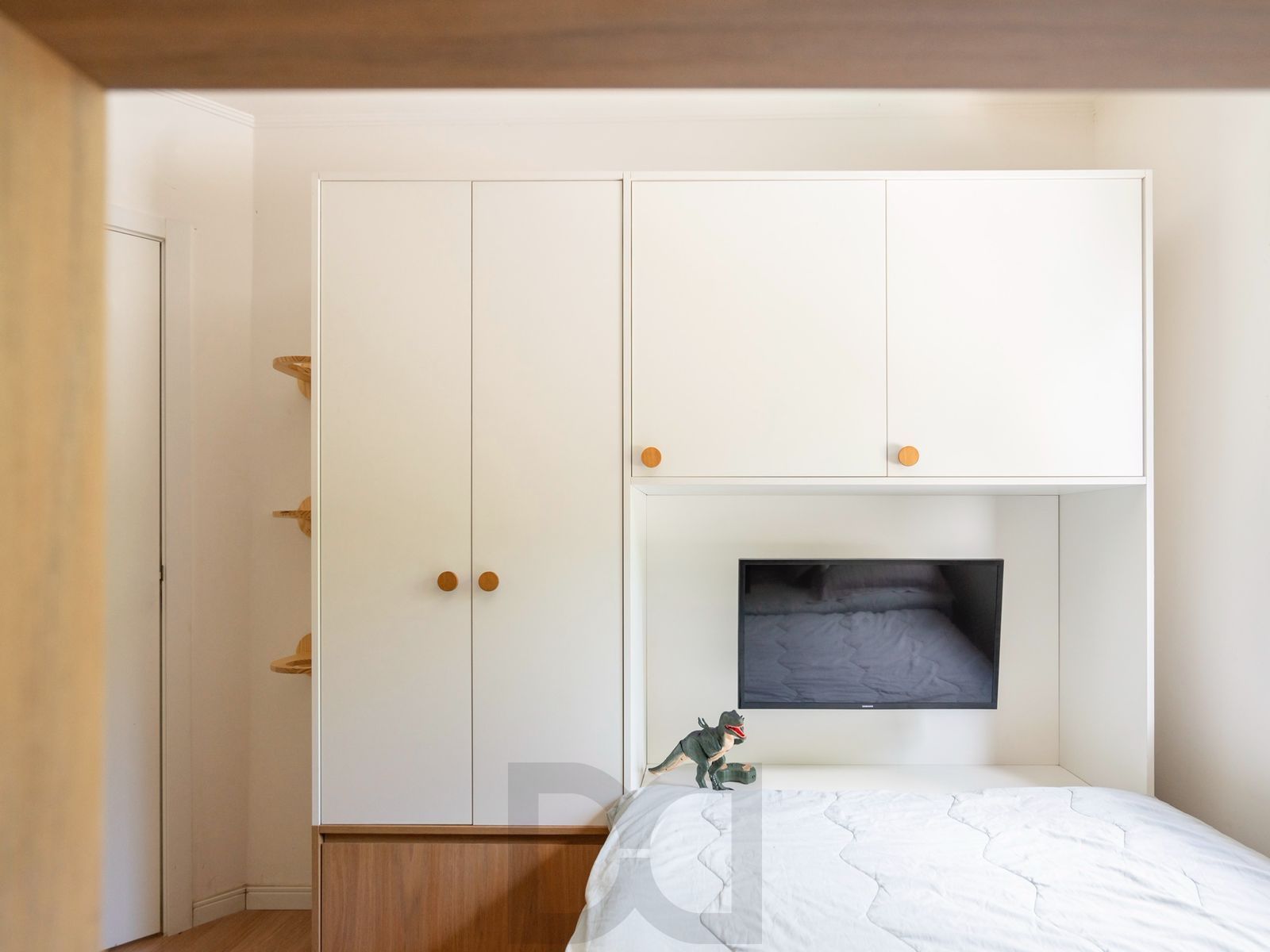 Casa com 3 suítes amplas, além de uma sala generoso com lareira e 2 vagas de garagem. — foto 20