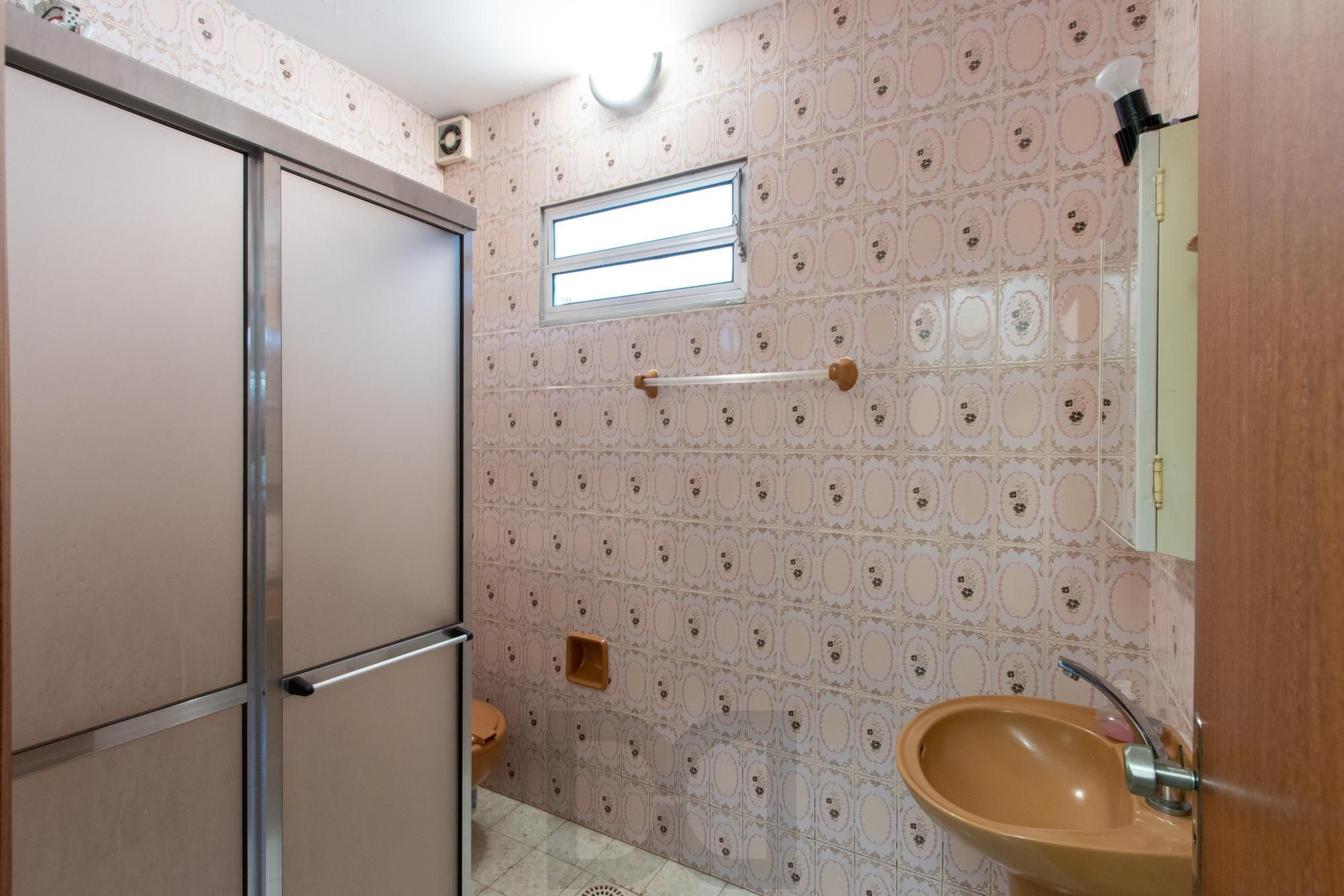 Casa de Alvenaria, possui 3 dormitórios, uma suíte, hall de entrada, lavabo, living com lareira, cozinha ampla com armários, área gourmet com churrasqueira, corredor, pátio e 4 vagas de garagem, uma construção em anexo que possui hall de entrada, lavabo, living, cozinha, escritório, banheiro social — foto 11