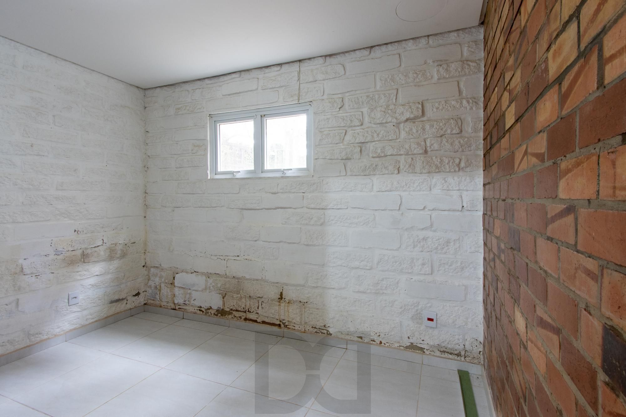 Casa de alvenaria, com 3 dormitórios, 1 suíte, living, cozinha, lavanderia, churrasqueira, banheiro social, pátio e 4 vagas de garagem. — foto 37