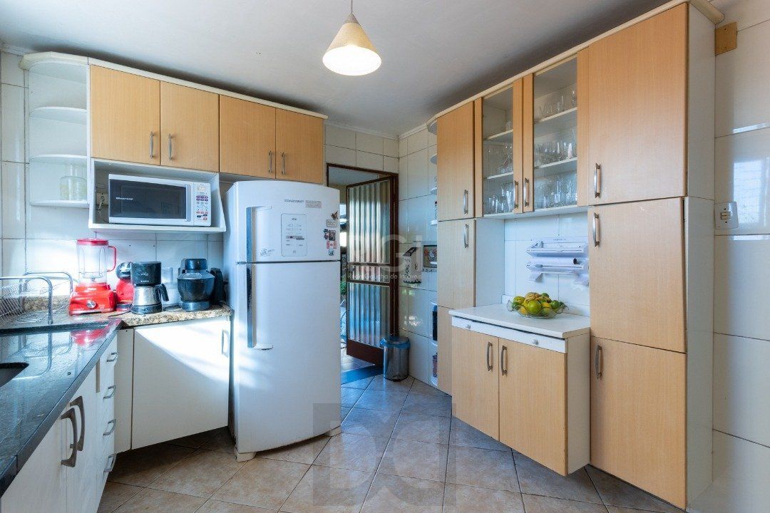 Sobrado com 345m² privativos, 3 suites, 2 vagas, churrasqueira. pátio com piscina - Bairro Cristal — foto 19
