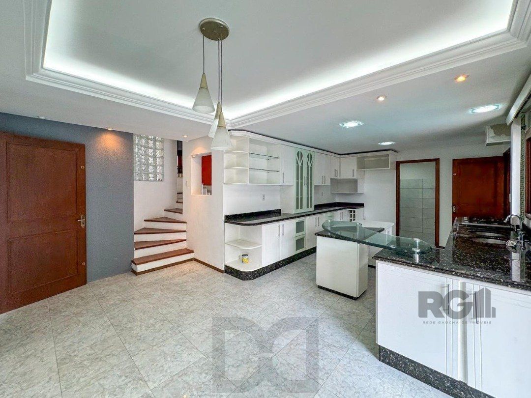 Com 4 suítes espaçosas, incluindo uma master com closet, — foto 18