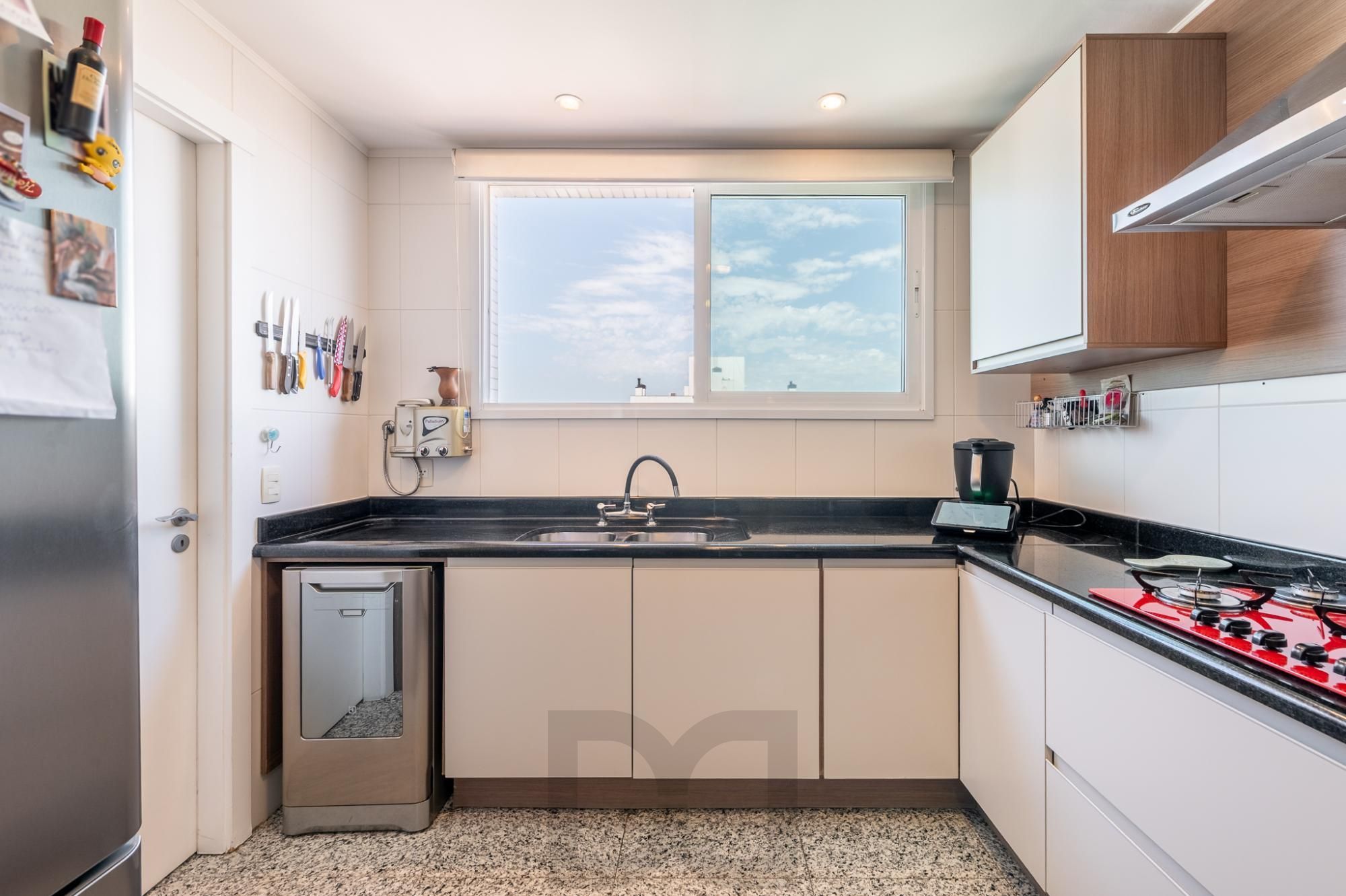 Apartamento com 204m², 3 dorm, 5 vagas no Petrópolis — foto 25