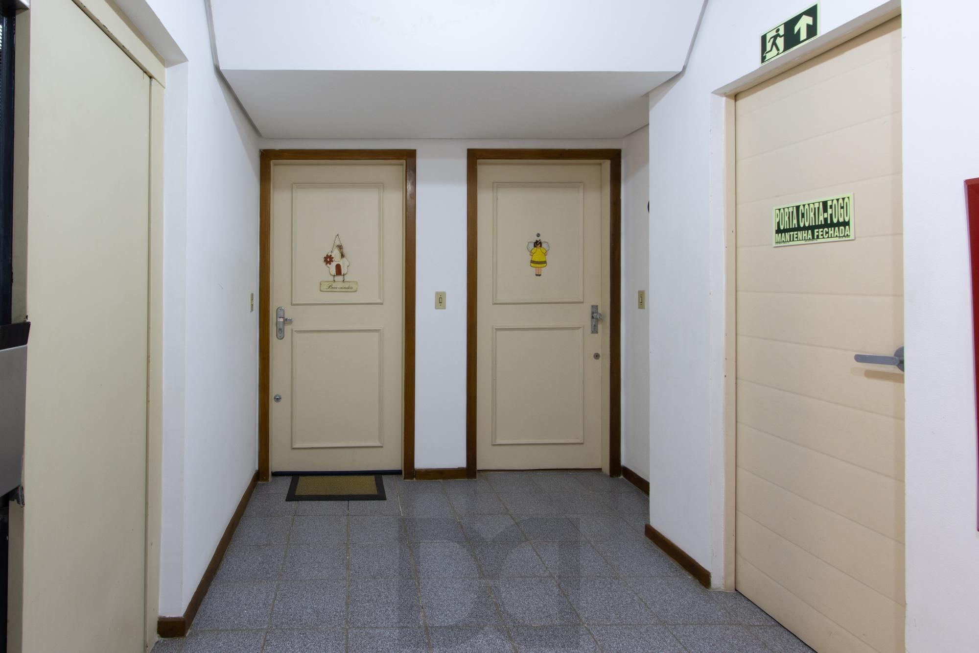 Cobertura com 137m², no Bairro Cristal, de 2 dormitórios, sento uma suíte, ampla sacada, churrasqueira, vista panorâmica, vaga coberta. — foto 43