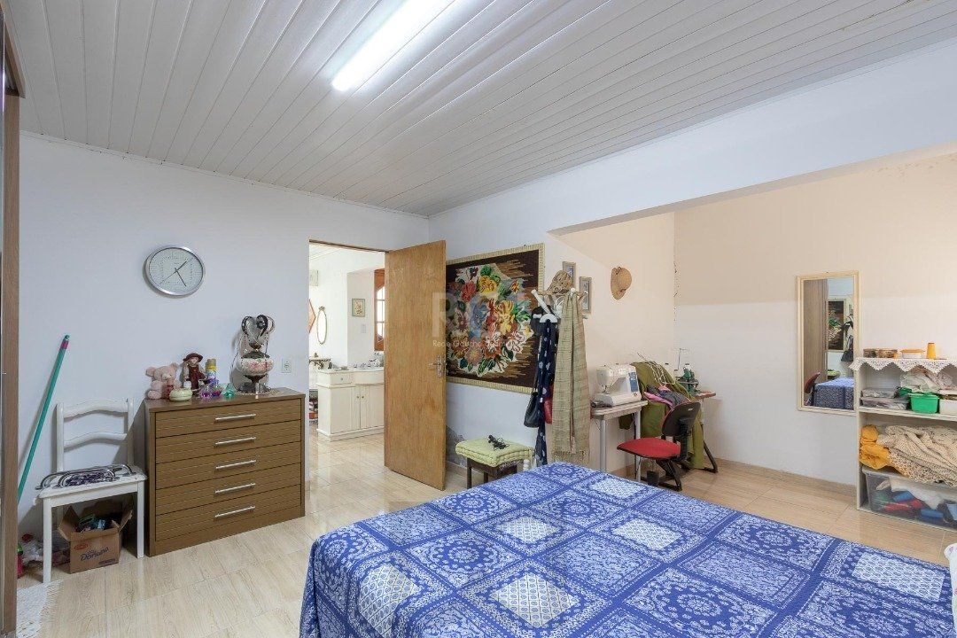 Casa para Venda - 370m², 4 dormitórios, sendo 1 suites, 6 vagas - Lomba do Pinheiro — foto 7