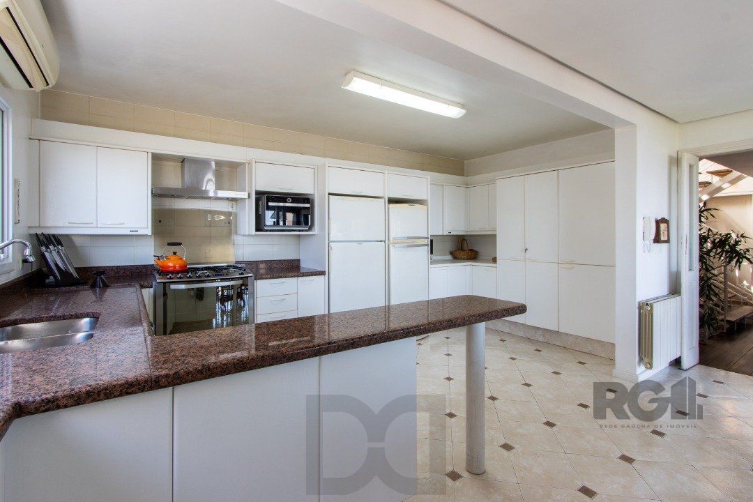 Casa deslumbrante vista do Guaiba, 3 dormitórios, sendo 1 suite master com closet e banheira de hidro com vista para o rio — foto 19