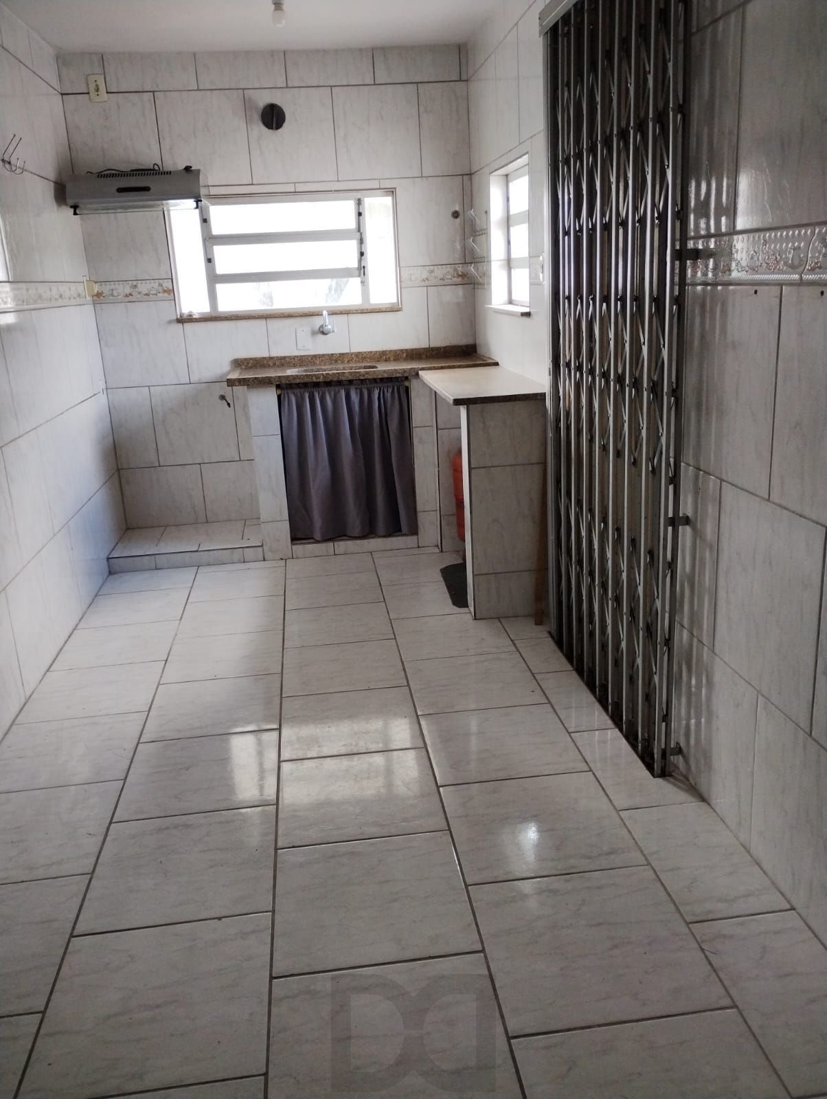 Excelente Casa com 03 suítes + Apto nos fundos com 01 Dor. Garagem 3 carros — foto 12