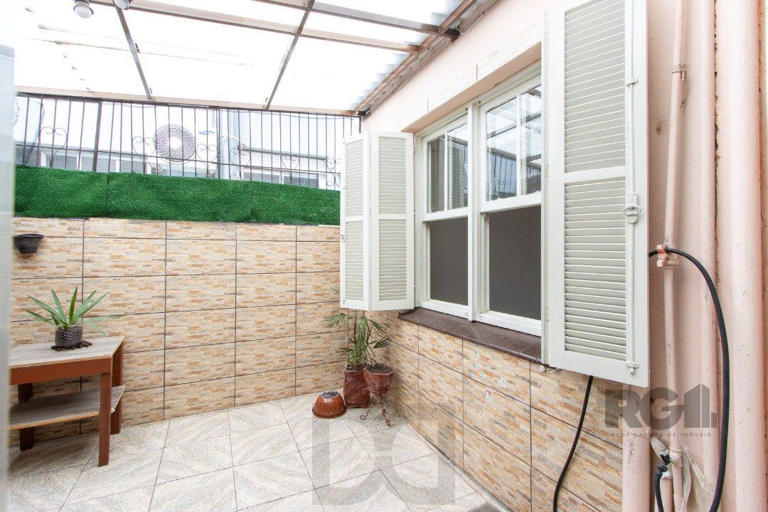 Apartamento térreo, com pátio, 2 quartos - Bairro Menino Deus — foto 28