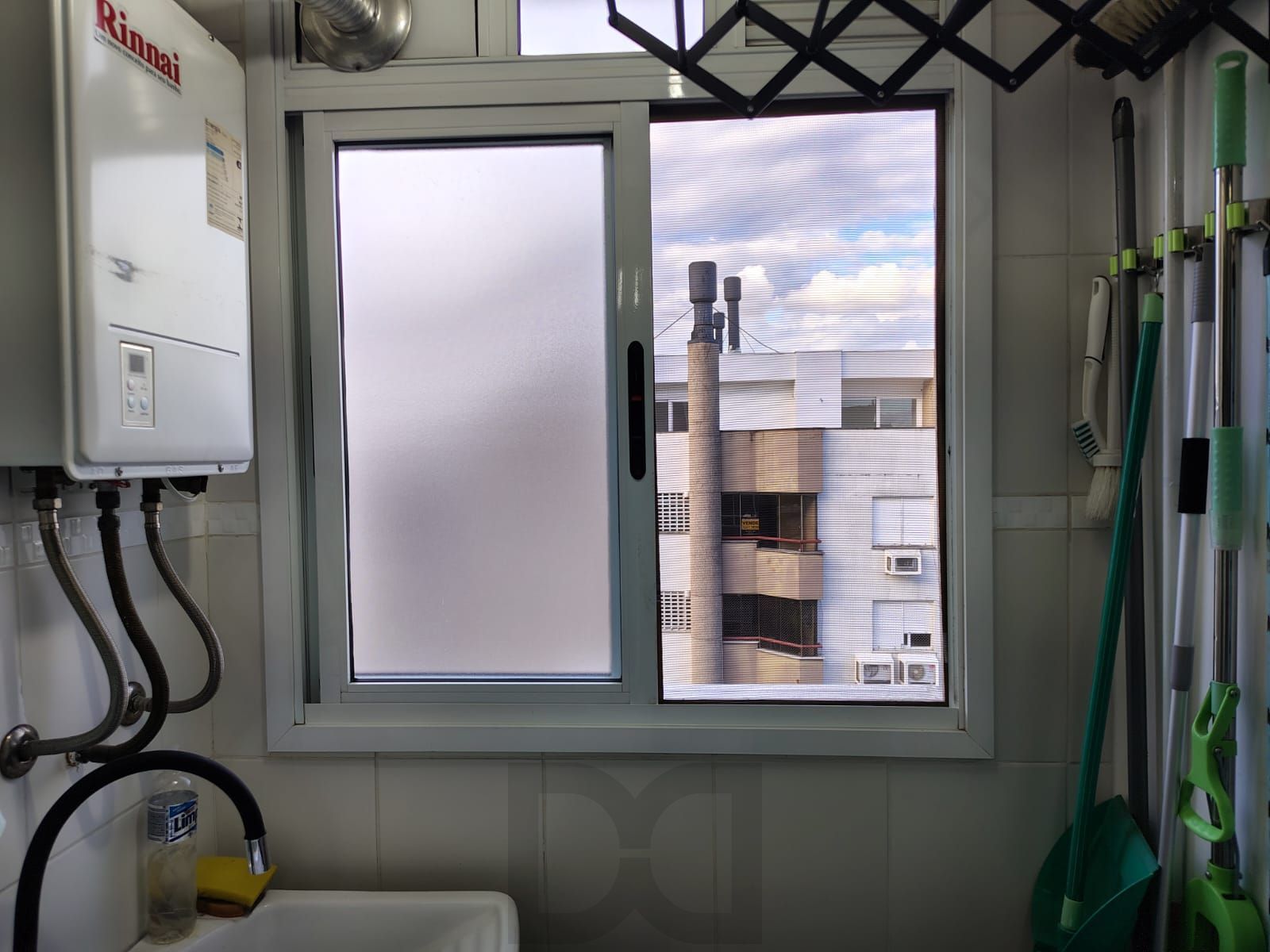 Apartamento de 2 quartos, living para 2 ambientes, cozinha com churrasqueira e 1 vaga de garagem coberta. — foto 6