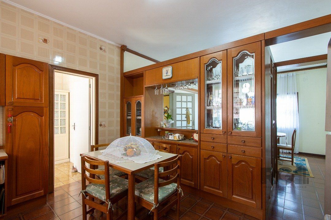Casa com 4 quartos, suíte, churrasqueira, lareira, garagem coberta e lindo jardim. — foto 15