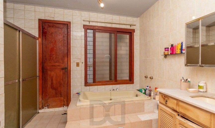 Casa de 3 quartos,1 suíte, closet, living com lareira, pátio, piscina e 2 vagas de garagem. — foto 12