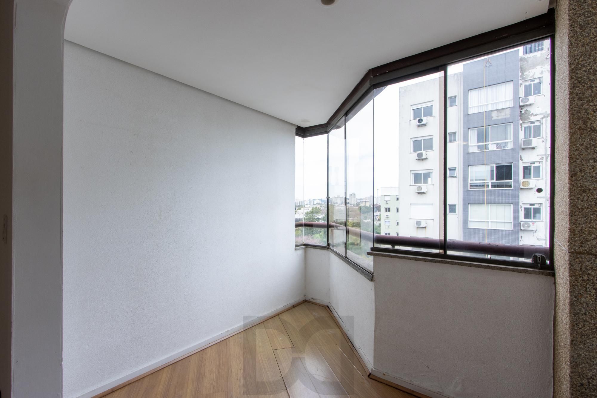 Cobertura com 137m², no Bairro Cristal, de 2 dormitórios, sento uma suíte, ampla sacada, churrasqueira, vista panorâmica, vaga coberta. — foto 10