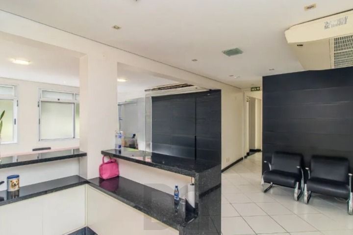 Excelente oportunidade para empresas e investidores! Prédio comercial moderno, amplo e muito bem localizado no bairro Menino Deus, oferecendo estrutura completa para diferentes tipos de negócios. — foto 14