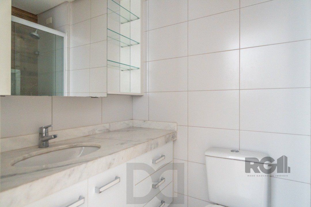 Casa impecável e mobiliada, com 3 niveis, possui 3 dormitórios sendo 1 suíte, 4 banheiros. — foto 35