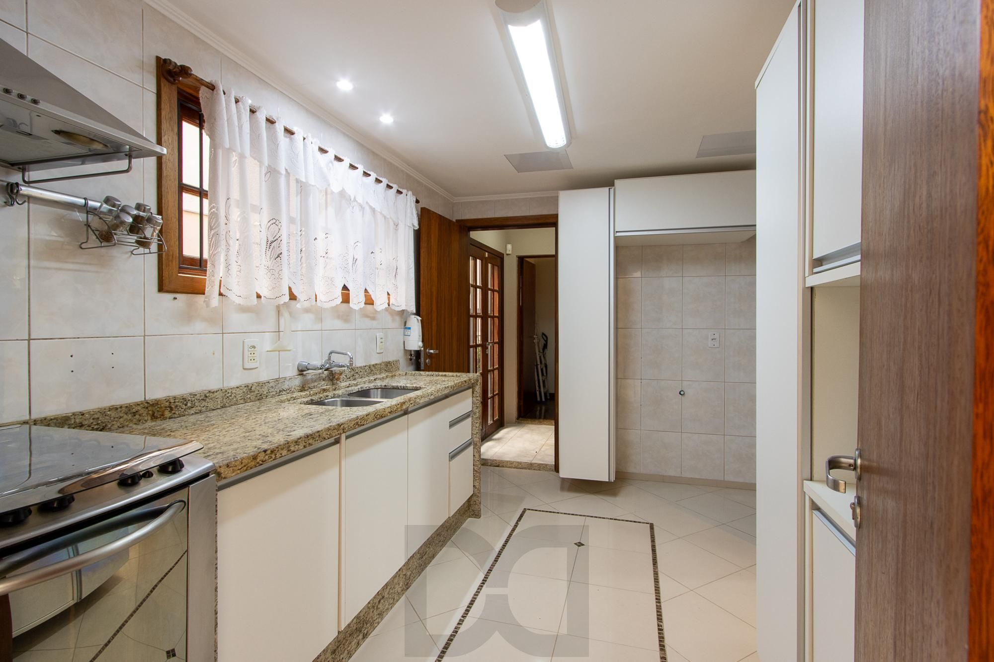 Excelente casa de 3 dormitórios, 1 suíte, pátio, piscina e vaga para 2 carros cobertas. — foto 16