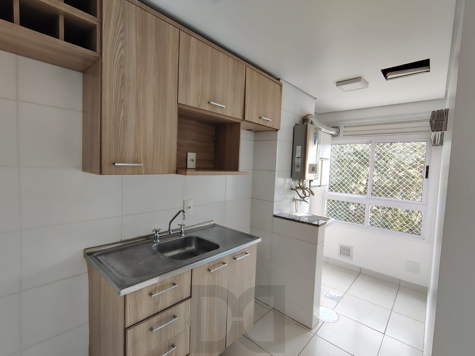 Apartamento de 2 dormitórios, living, cozinha planejada, área de serviço, banheiro social e 1 vaga de garagem escriturada. — foto 4