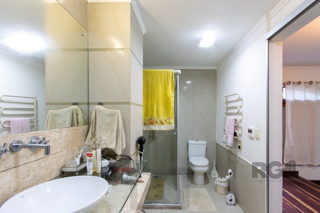 Casa no bairro Cristal, Possui 4 dormitórios, sendo 1suíte, closet e banheira de hidromassagem, com possibilidade de um podendo 1 dormitórios extra. — foto 53