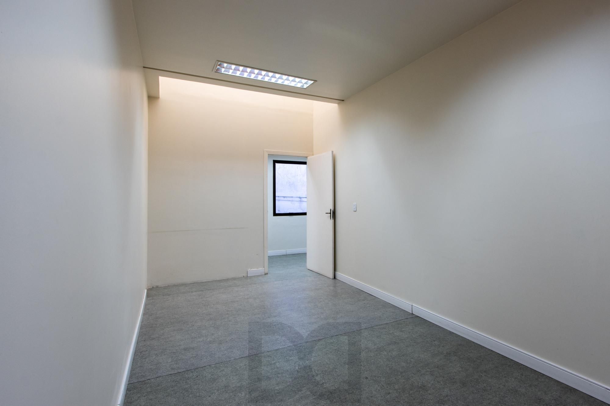 Casa Comercial 2 pisos - Excelente localização e Grande Visibilidade no Bairro Menino Deus - Ideal p/ Clínicas, escolas ou escritórios. — foto 39