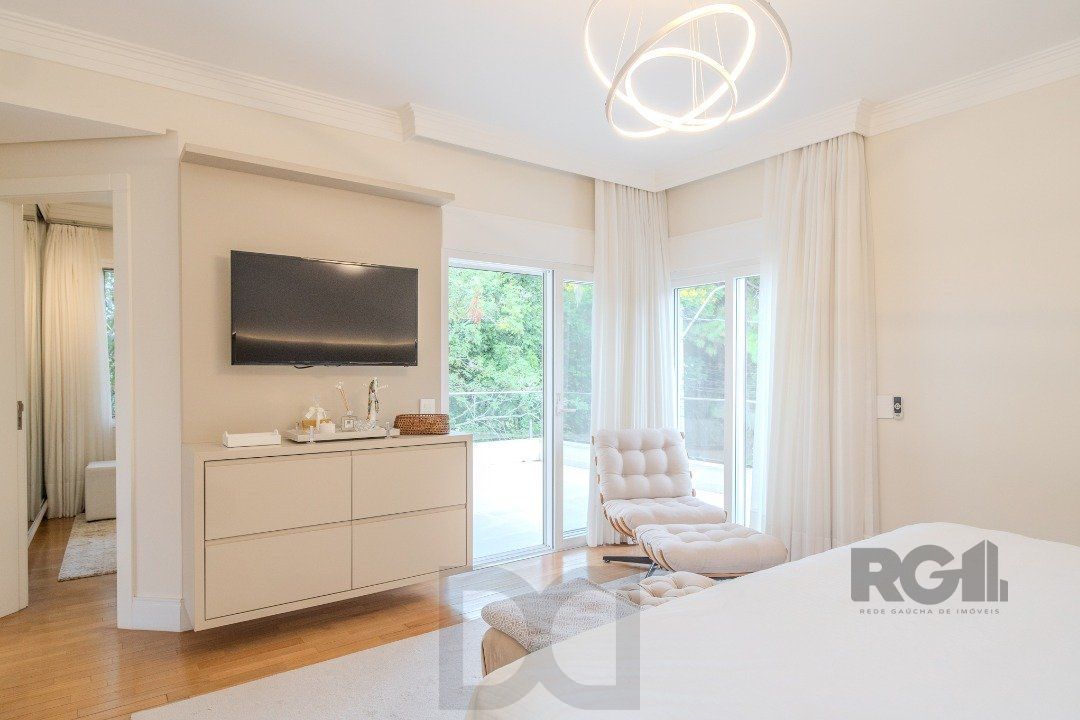 Casa semimobiliada e possui 3 suítes (sendo 1 delas master com closet e hidro) — foto 44