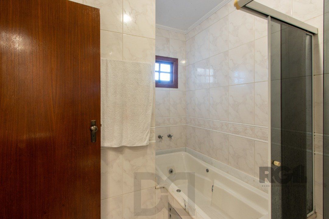 Casa de alvenaria, 3 quartos, 1 suíte, 4 banheiros e 5 vagas de garagem. — foto 27