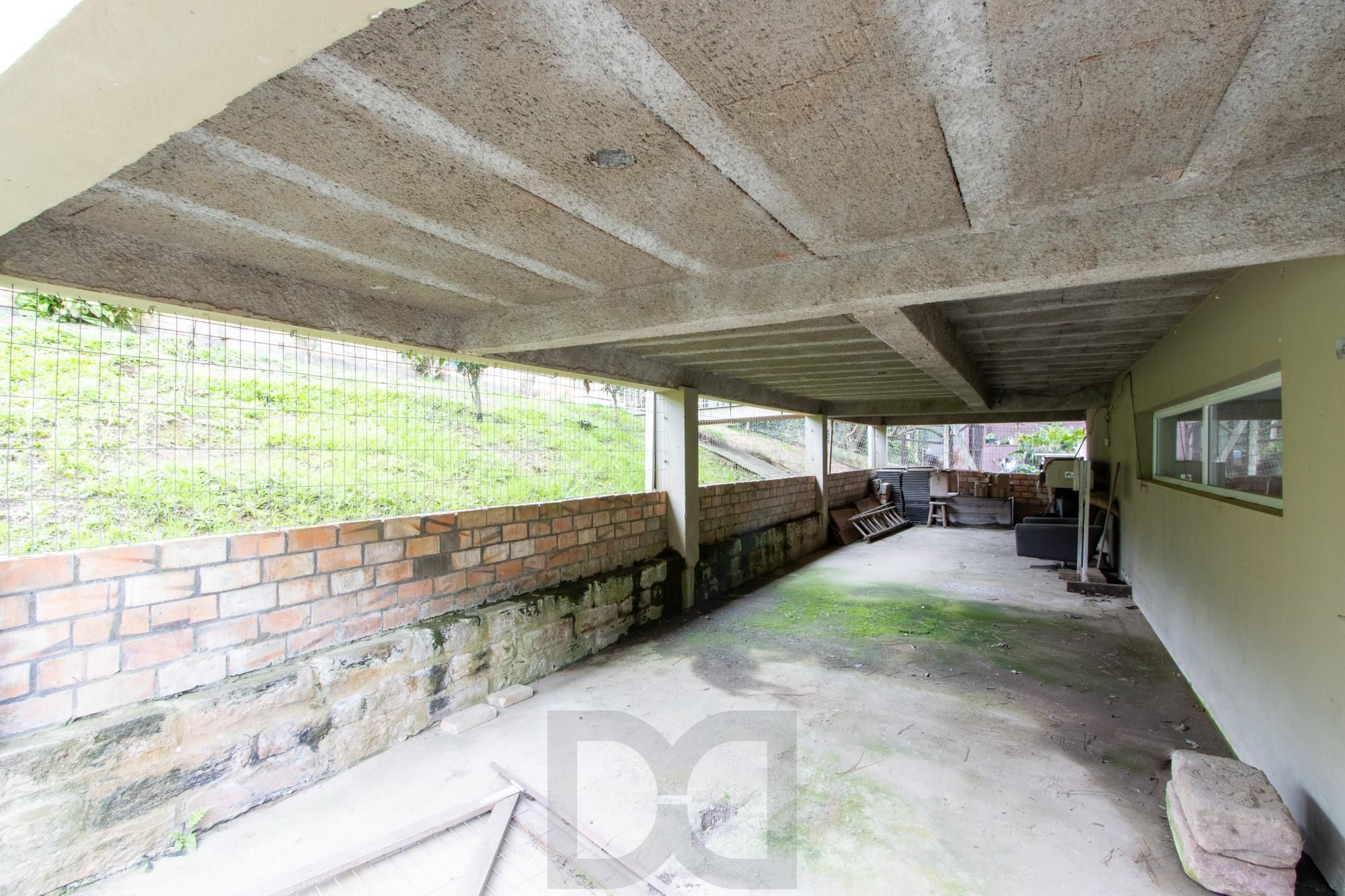 Casa de alvenaria, com 3 dormitórios, 1 suíte, living, cozinha, lavanderia, churrasqueira, banheiro social, pátio e 4 vagas de garagem. — foto 48