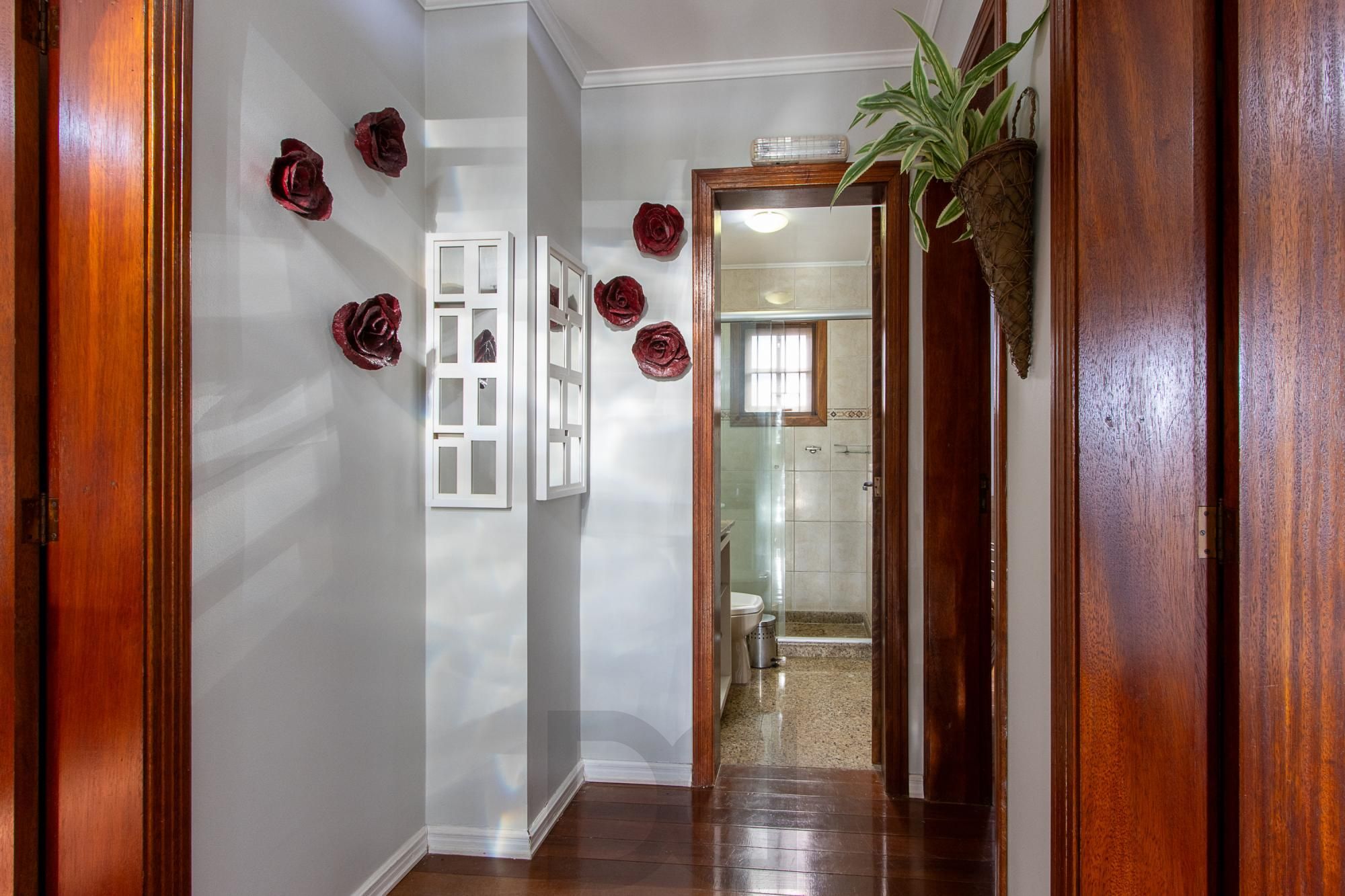 Excelente casa de 3 dormitórios, 1 suíte, pátio, piscina e vaga para 2 carros cobertas. — foto 27