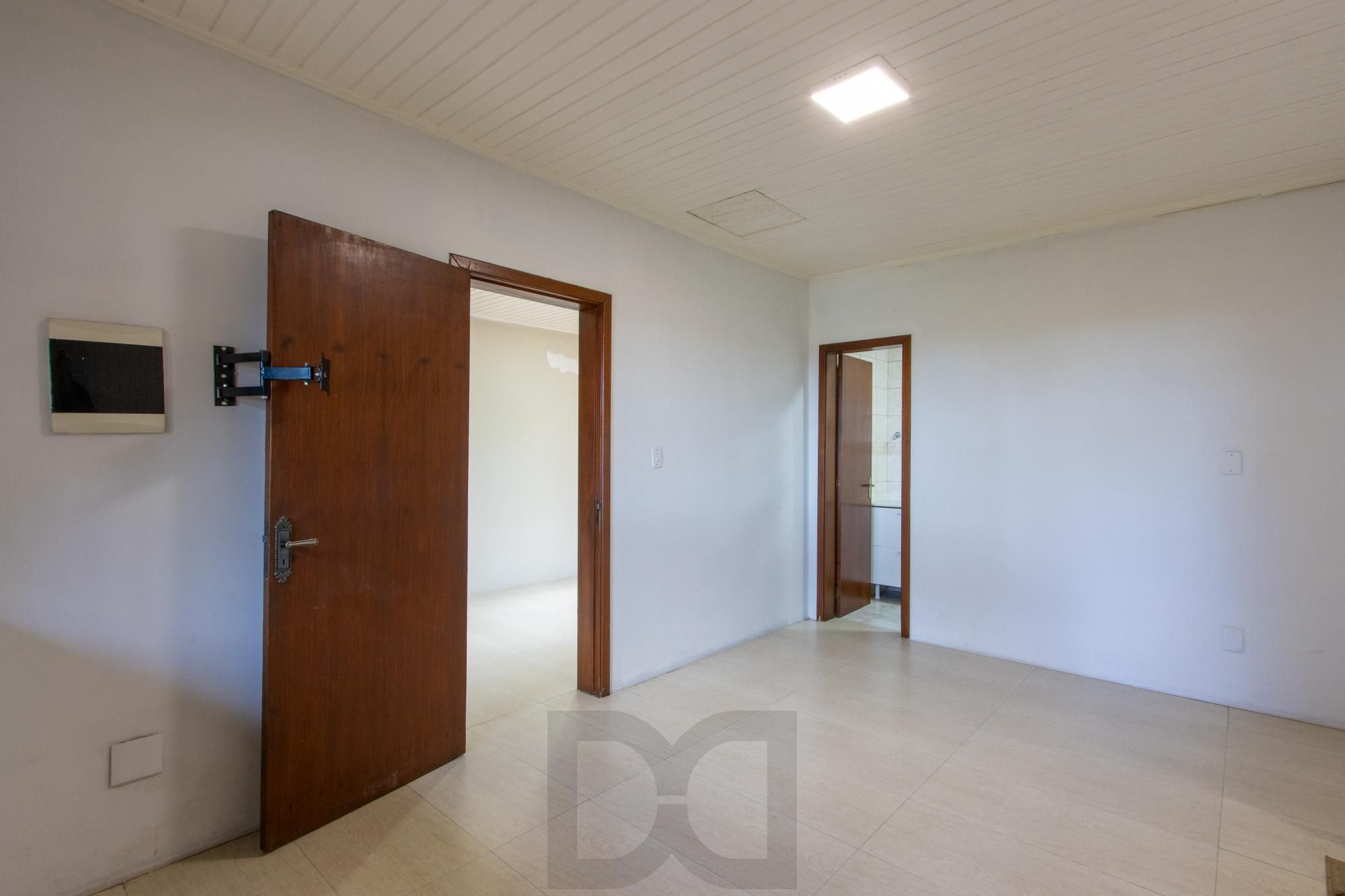 Ampla Casa com 2 Suítes, Closet, Lareira e Pátio com Árvores Frutíferas. — foto 25