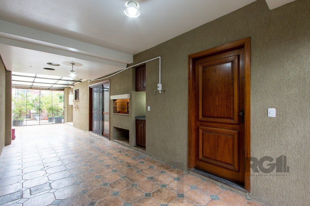Casa de alvenaria, 3 dormitórios, 1 suíte e pátio com piscina, bairro Espírito Santo. — foto 3