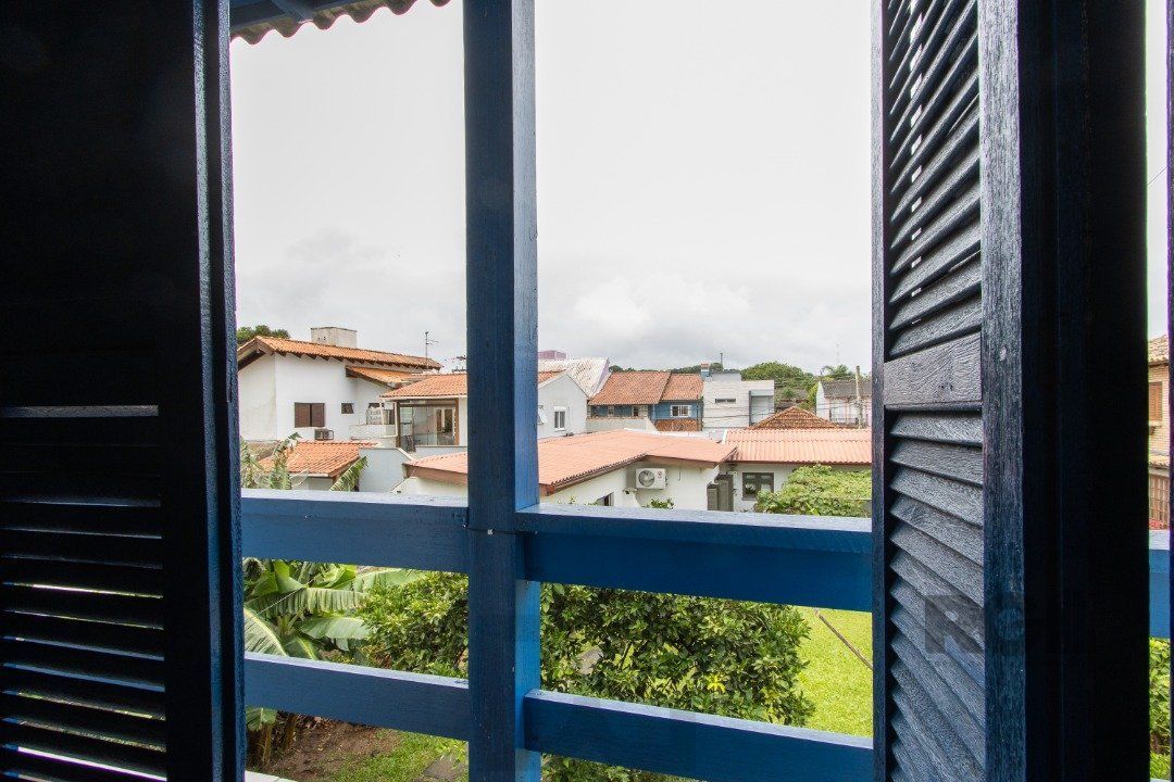 Casa térrea, 3 quartos, edícula, com 2 suites, pátio - Bairro Guarujá — foto 52