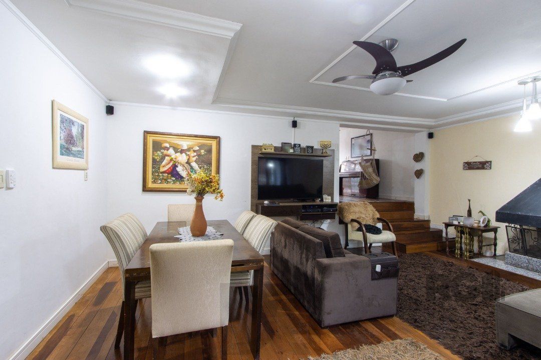 Casa no bairro Cristal, Possui 4 dormitórios, sendo 1suíte, closet e banheira de hidromassagem, com possibilidade de um podendo 1 dormitórios extra. — foto 7