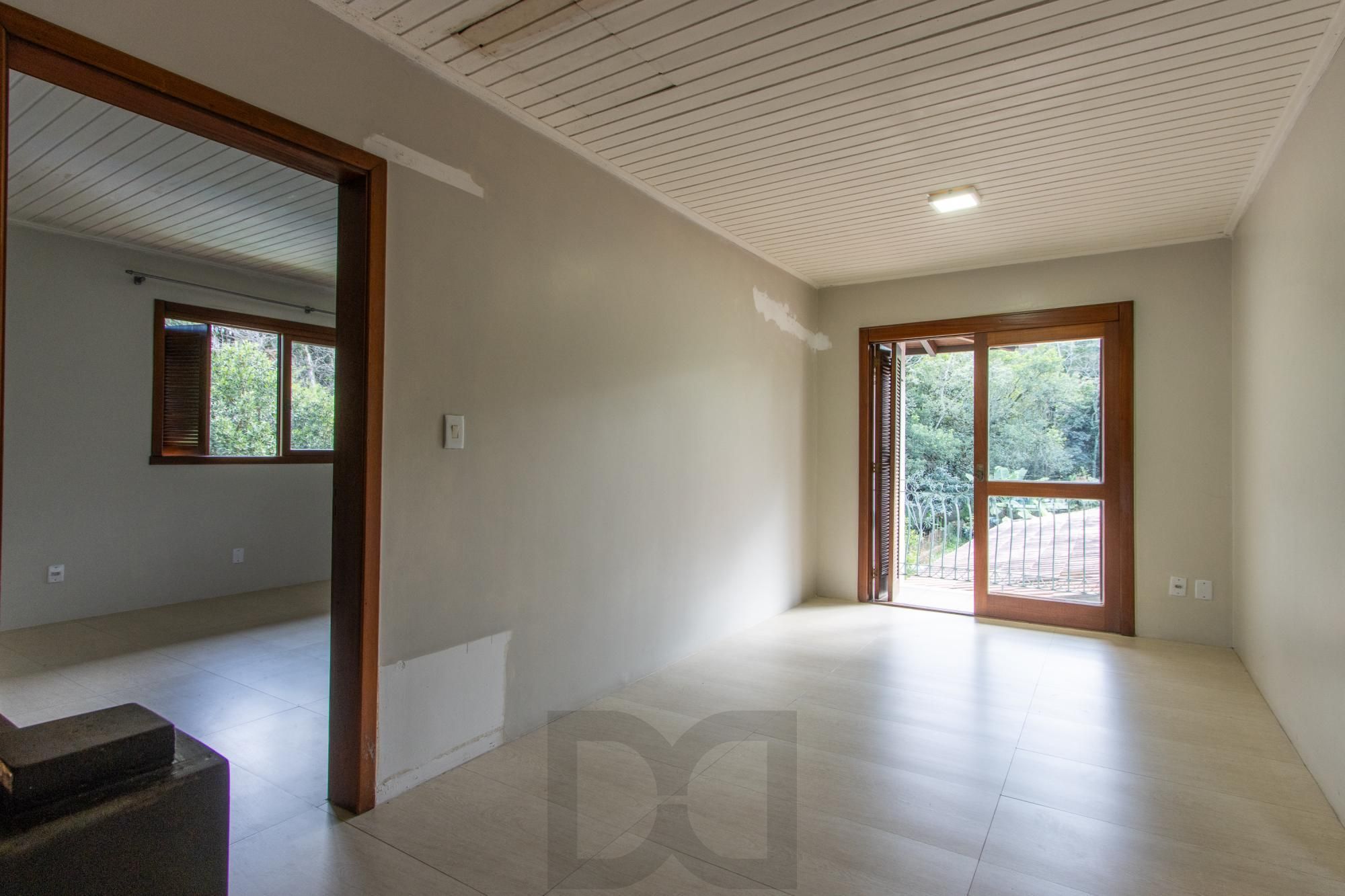 Ampla Casa com 2 Suítes, Closet, Lareira e Pátio com Árvores Frutíferas. — foto 12