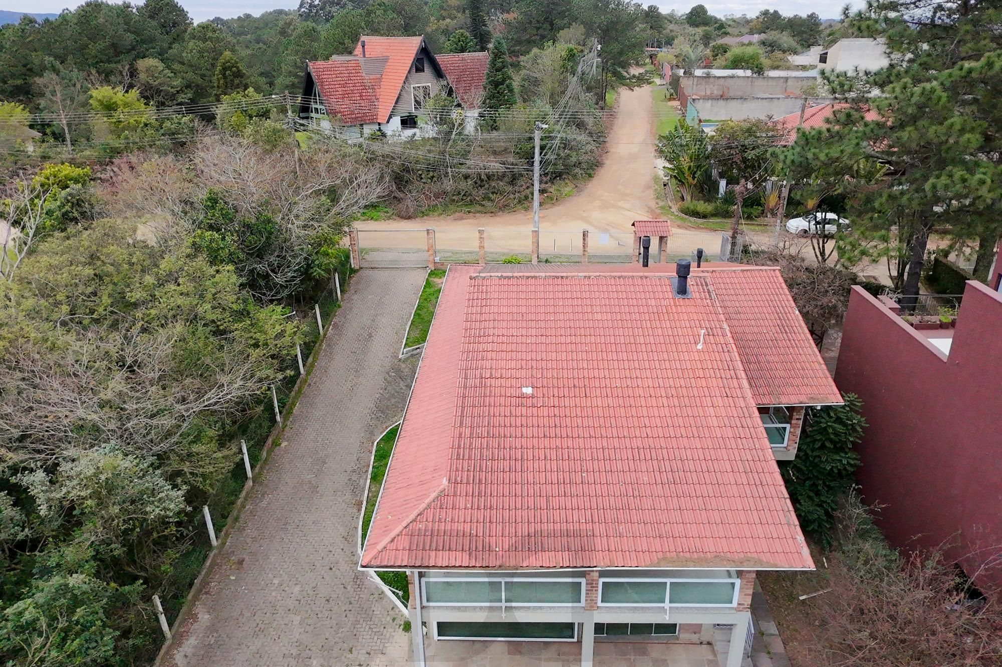 Casa de alvenaria, com 3 dormitórios, 1 suíte, living, cozinha, lavanderia, churrasqueira, banheiro social, pátio e 4 vagas de garagem. — foto 57