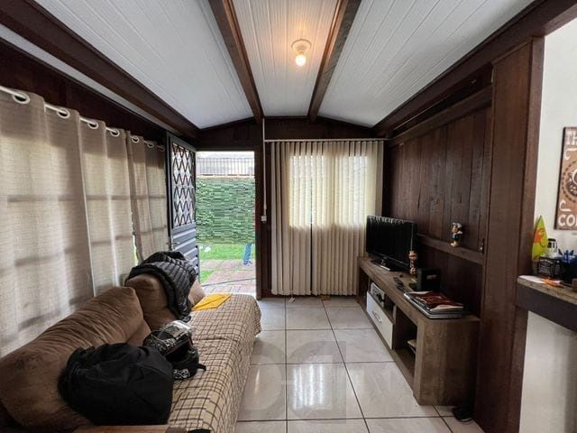 Terreno medindo 11 X 39,66 com 2 casas de alvenaria - Bairro Guarujá — foto 5