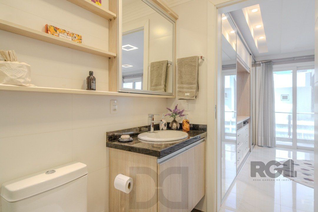 Casa de Condomínio com Arquitetura Exclusiva e Ambientes Sofisticados — foto 25