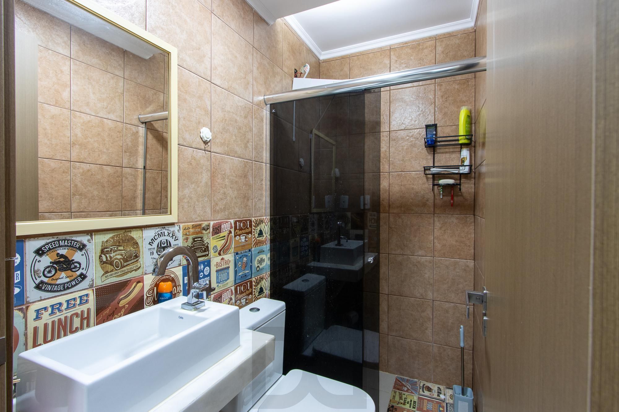Casa de 4 dormitórios, 2 suítes, piscina, pátio e 2 vagas de garagem. — foto 10
