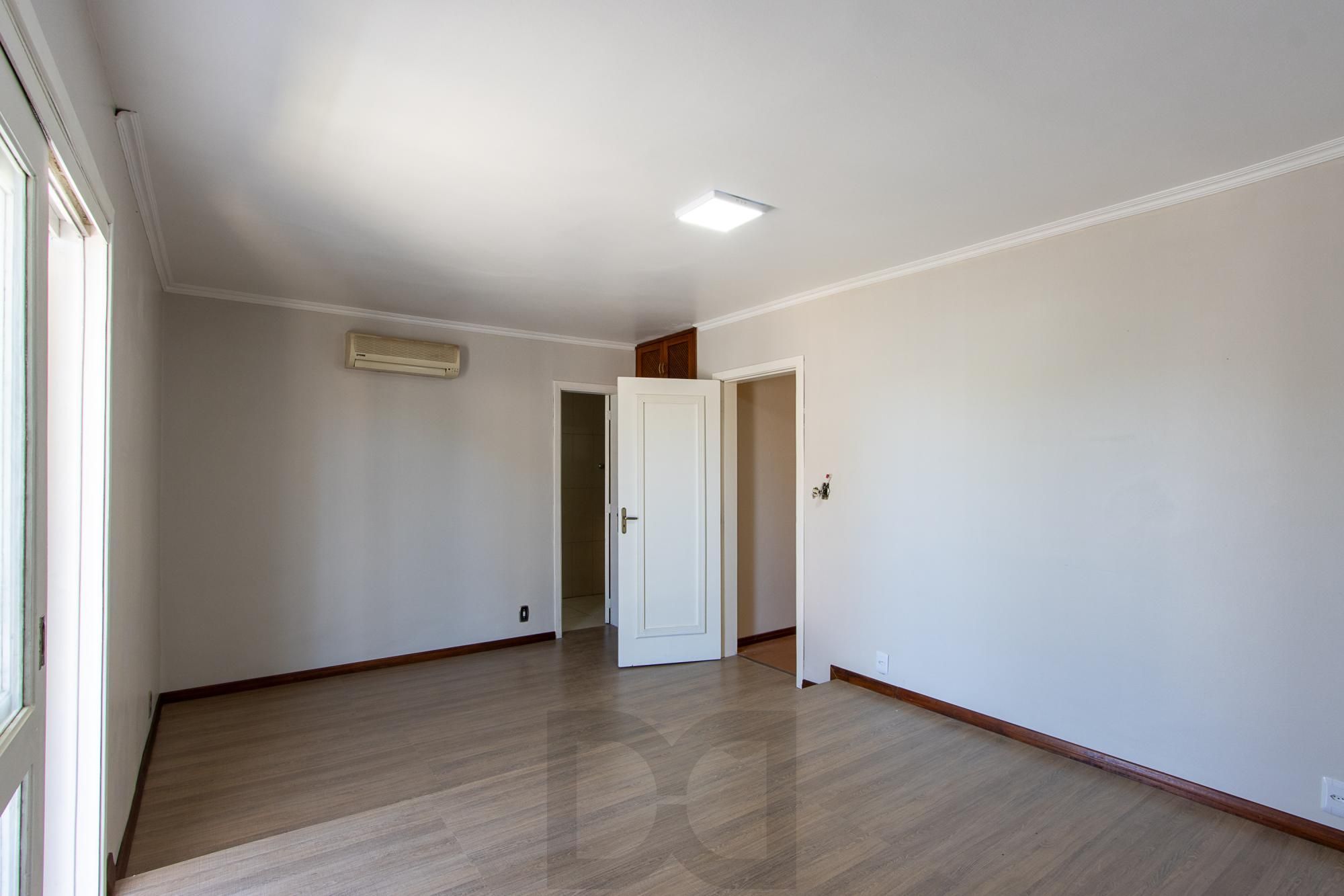 Casa de alvenaria, com 3 quartos, 1 suíte e 3 vagas de garagem. — foto 42