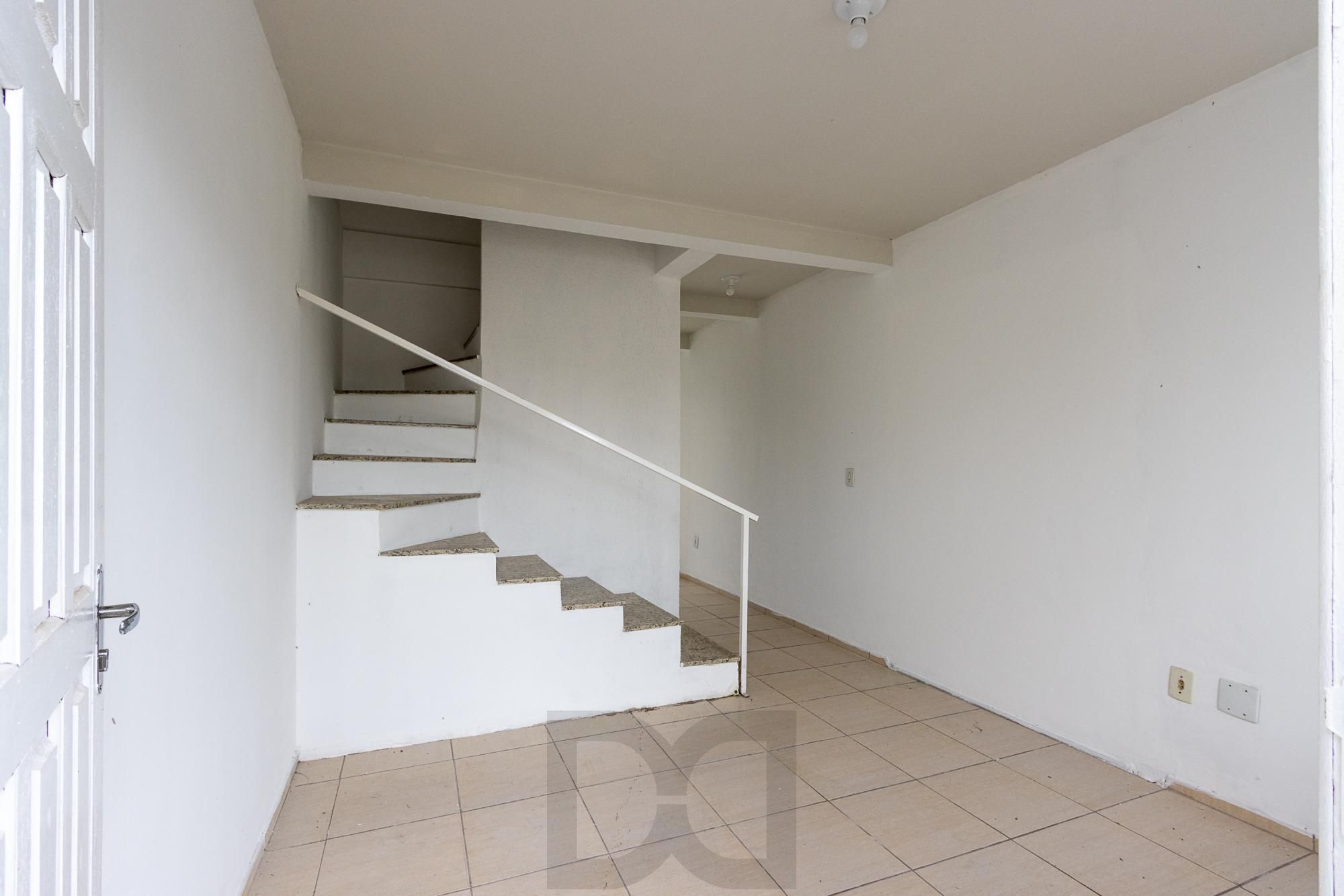 Casa (sobrado), 2 dormitórios, pátio - Bairro Hípica — foto 2