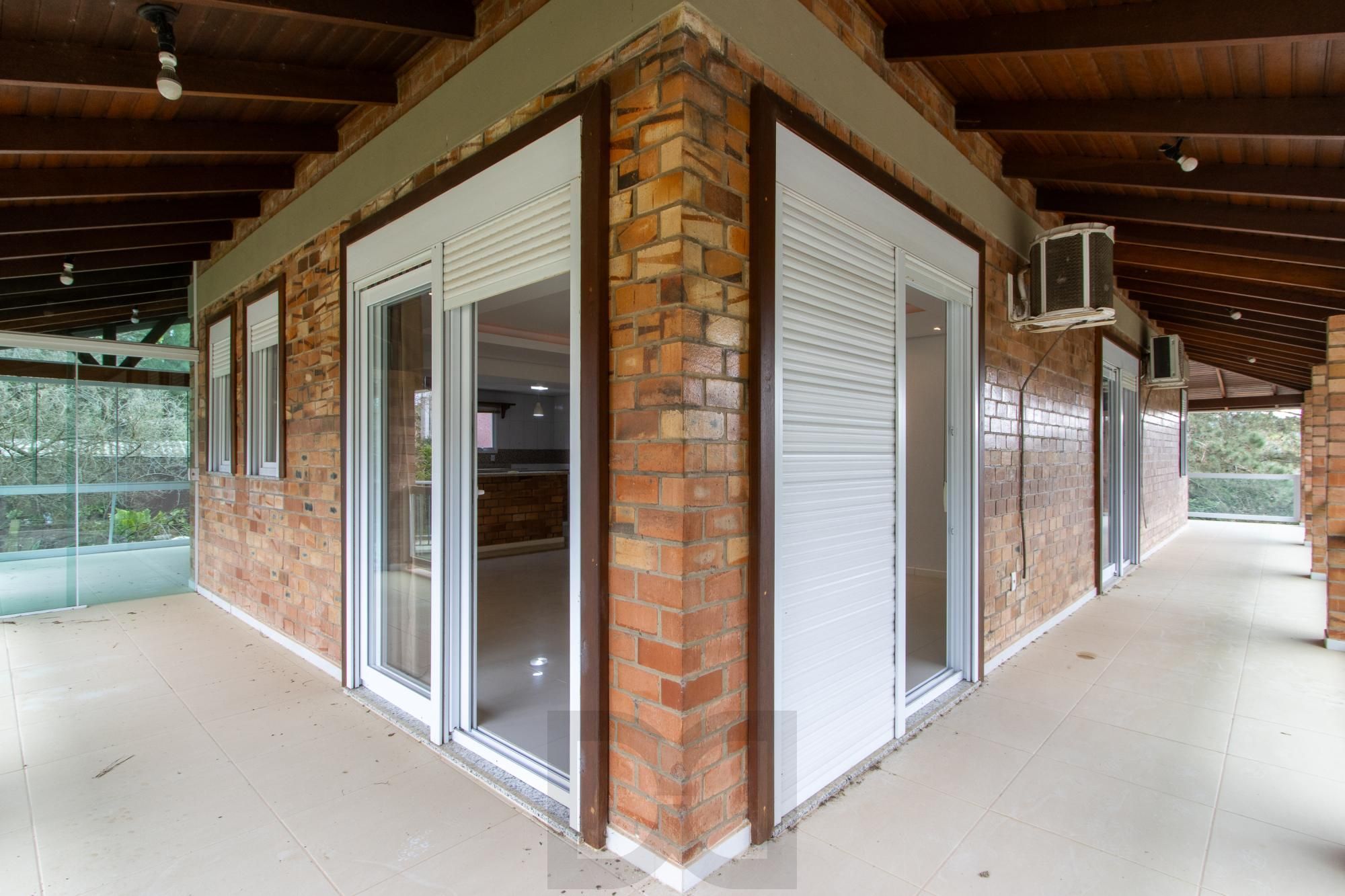 Casa de alvenaria, com 3 dormitórios, 1 suíte, living, cozinha, lavanderia, churrasqueira, banheiro social, pátio e 4 vagas de garagem. — foto 11
