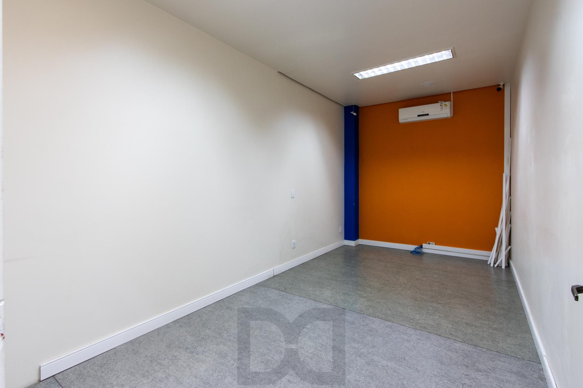 Casa Comercial 2 pisos - Excelente localização e Grande Visibilidade no Bairro Menino Deus - Ideal p/ Clínicas, escolas ou escritórios. — foto 40