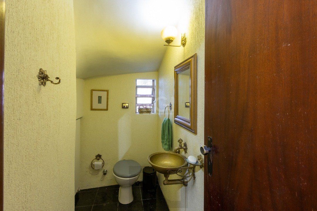 Sobrado com 345m² privativos, 3 suites, 2 vagas, churrasqueira. pátio com piscina - Bairro Cristal — foto 17