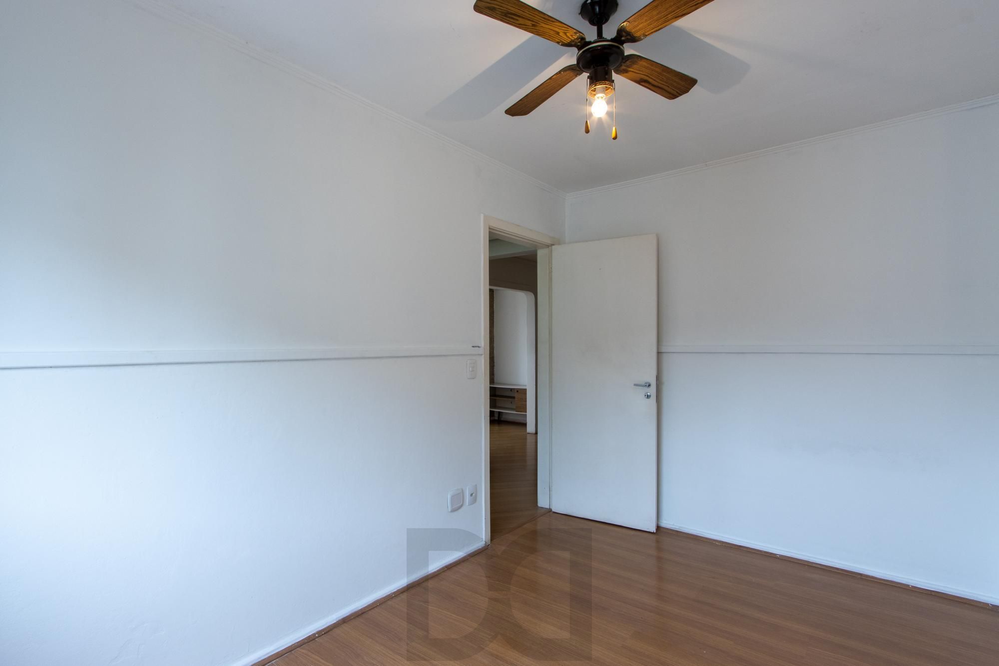 Cobertura com 137m², no Bairro Cristal, de 2 dormitórios, sento uma suíte, ampla sacada, churrasqueira, vista panorâmica, vaga coberta. — foto 16