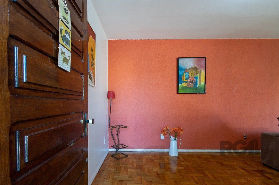 Casa térrea, com 3 dormitórios, 1 suíte, no bairro Ipanema. — foto 3