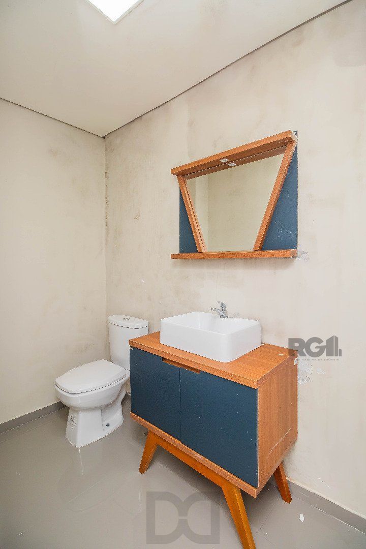 Sobrado, 185 metros quadrados privativo, com 3 quartos, 1 suíte, Living e cozinha integrados, lareira, churrasqueira, lavabo e 2 vagas de garagem. e 2 vagas de garagem — foto 9