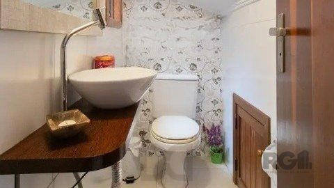Casa em condomínio na zona sul, 3 quartos, suíte, lareira, churrasqueira, 2 vagas de garagem coberta. — foto 4