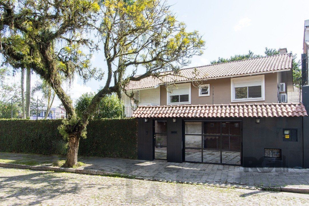 Casa a venda no bairro Guarujá com 4 dormitórios, piscina e salão de festas — foto 4