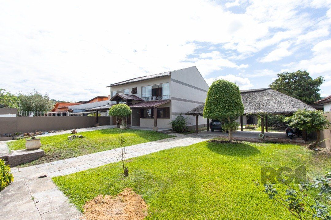 Com 4 dormitórios, incluindo uma suíte, é perfeita para acomodar toda a sua família. — foto 1