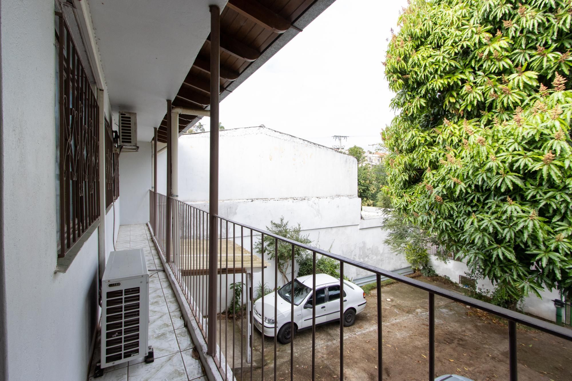 Casa ampla de 2 pavimentos com 4 dormitórios, 1 suite e 4 vagas no bairro Santa Tereza! — foto 26