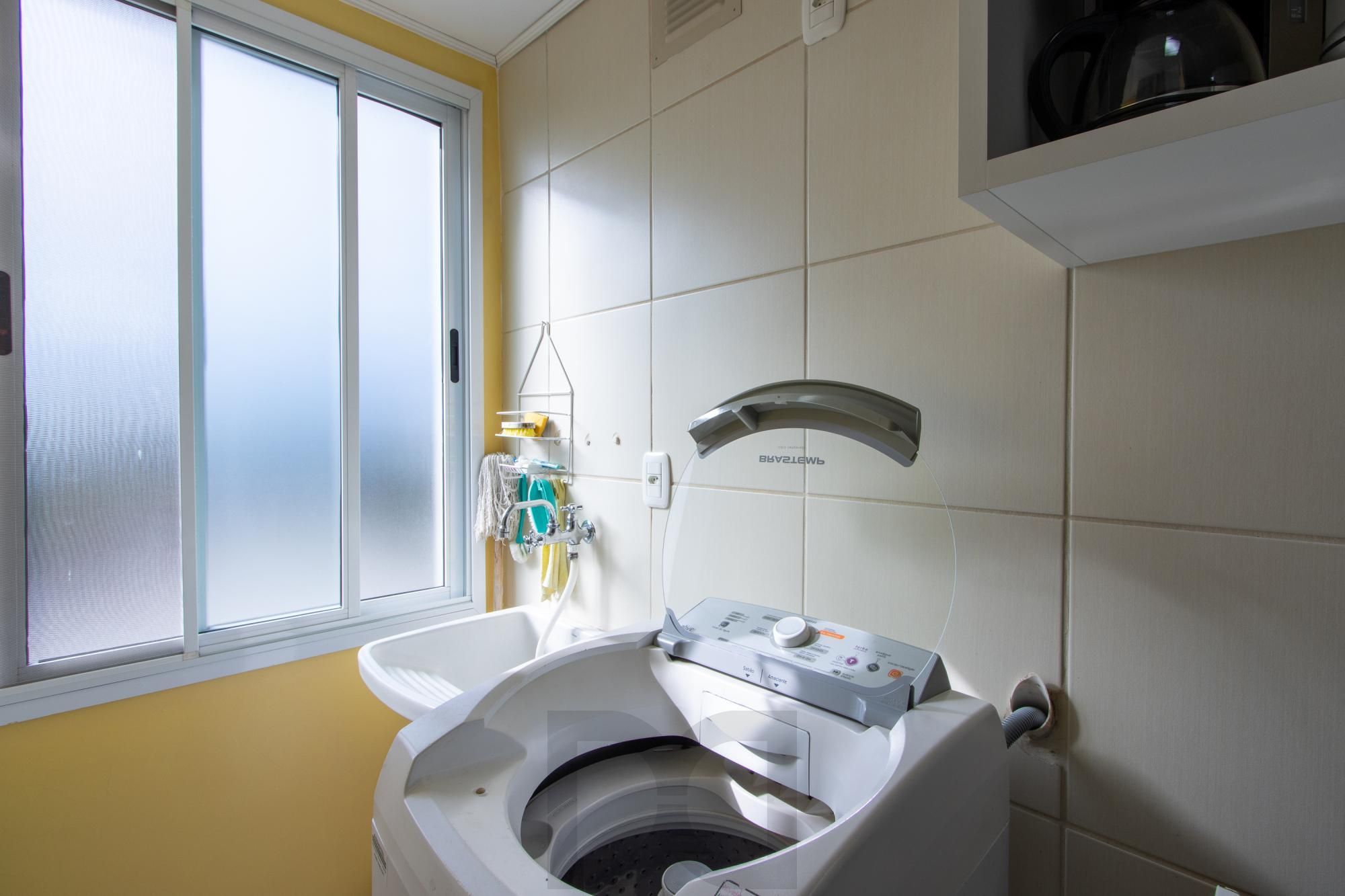 Apartamento de 2 dormitórios, na zona sul de Porto Alegre, semi-mobiliado, churrasqueira e box escriturado. — foto 9