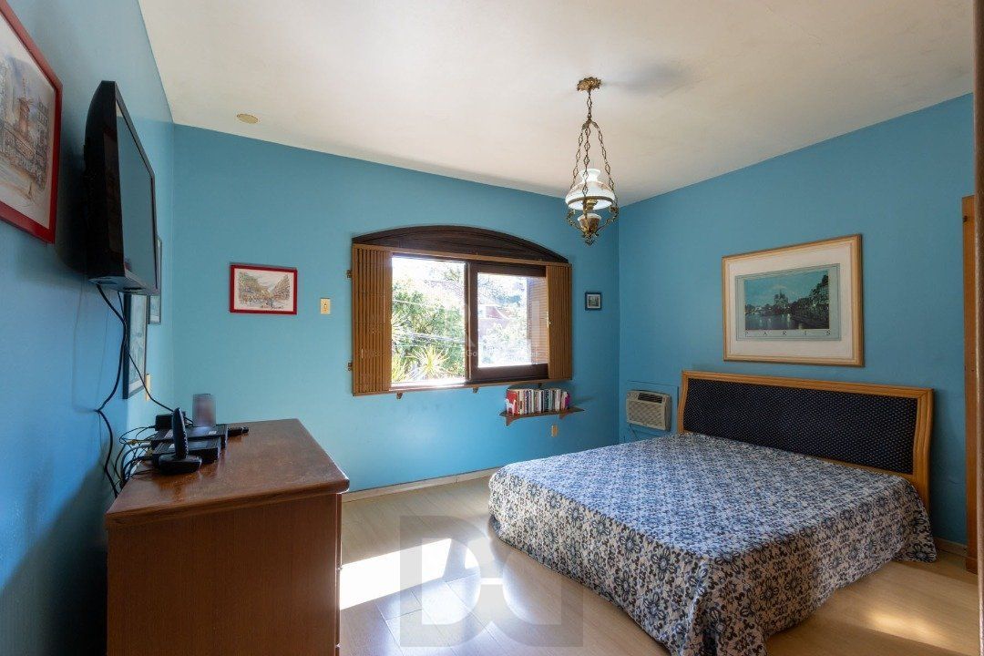 Sobrado com 345m² privativos, 3 suites, 2 vagas, churrasqueira. pátio com piscina - Bairro Cristal — foto 39