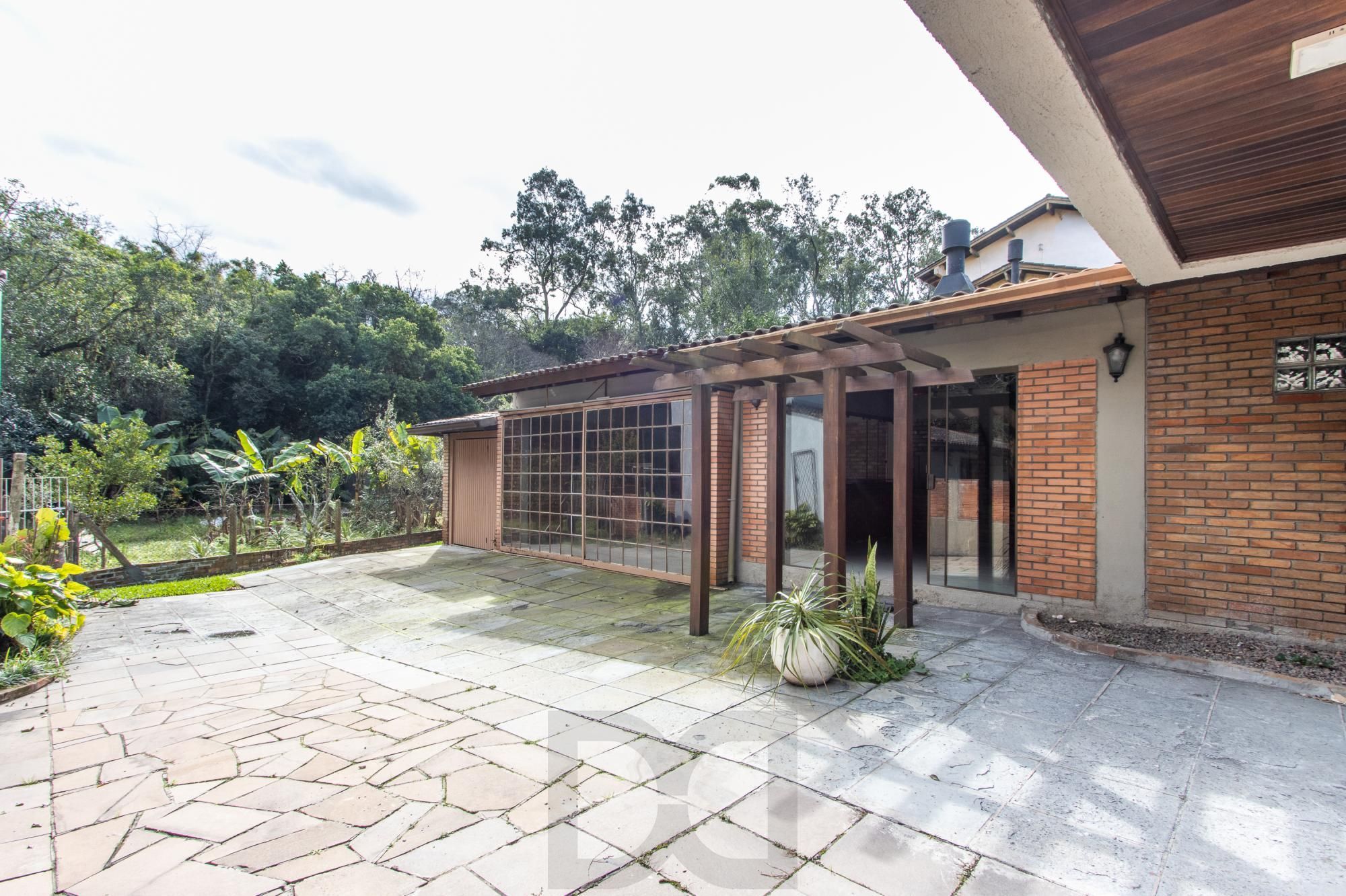 Ampla Casa com 2 Suítes, Closet, Lareira e Pátio com Árvores Frutíferas. — foto 43