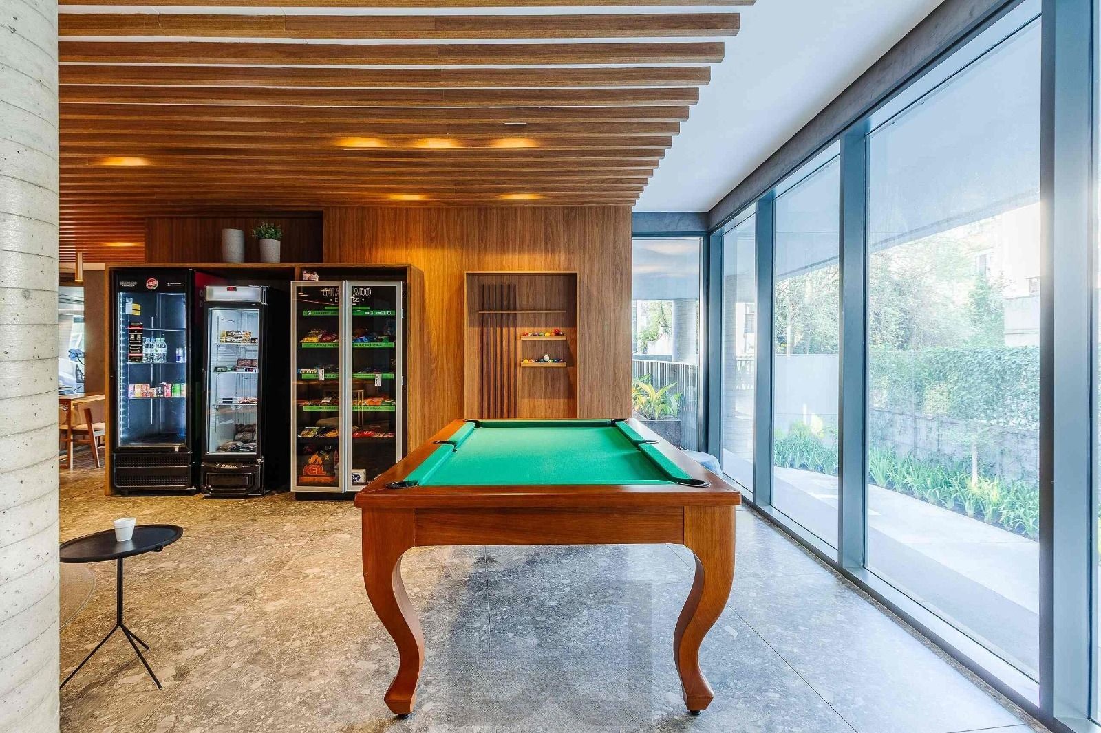 Studio de alto padrão construtivo mobiliado no bairro Moinhos de Vento, planta de 24,25 m² privativos com porcelanato, forro em gesso e aberturas em alumínio com vidros duplos. — foto 7